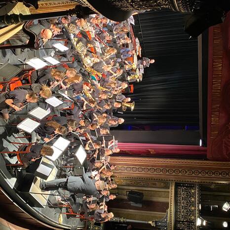 Man blickt in Vogelperspektive auf die Bühne des Parktheaters. Hier sitzt das Orchester der Sing- und Musikschule Mozartstadt Augsburg.