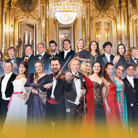 Zu sehen sind die Musiker und Musikerinnen, Sänger und Sängerinnen und Tänzer und Tänzerinnen.