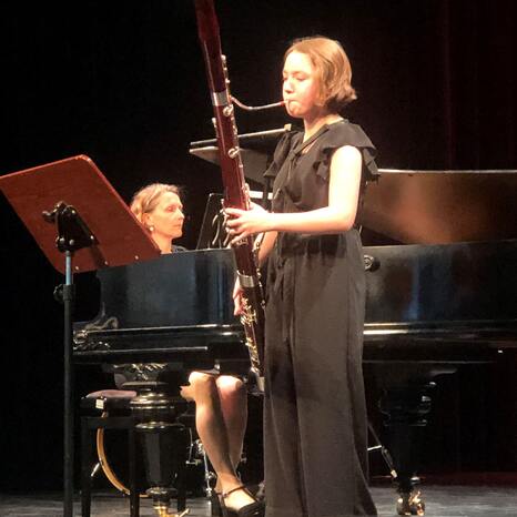 Junge Solistin spielt Fagott