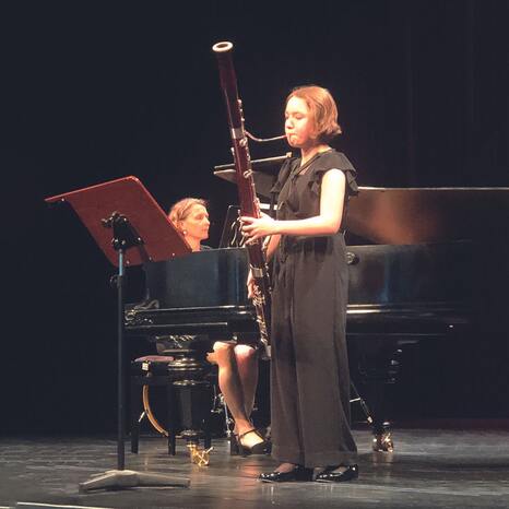 Junge Solistin spielt Fagott